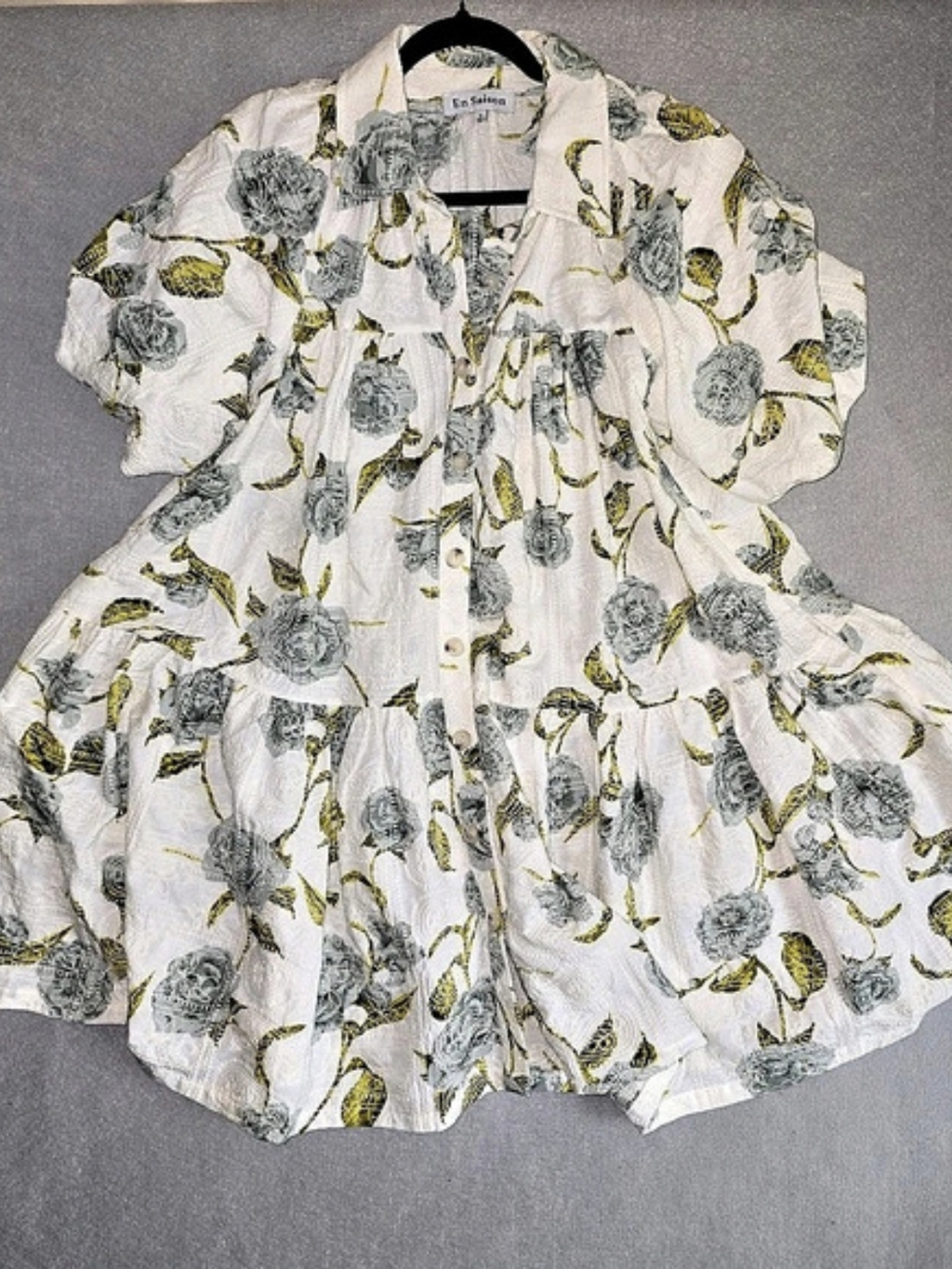 En Saison Floral Short Sleeve Blouse in White & Green Size Small Cute Stylish